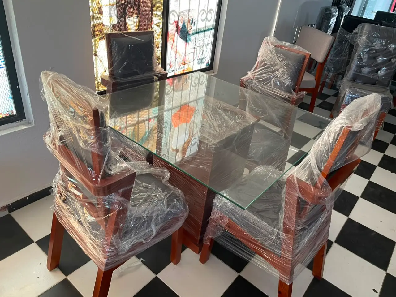 Juego de Comedor de 4 Sillas | Diseño Moderno y Compacto