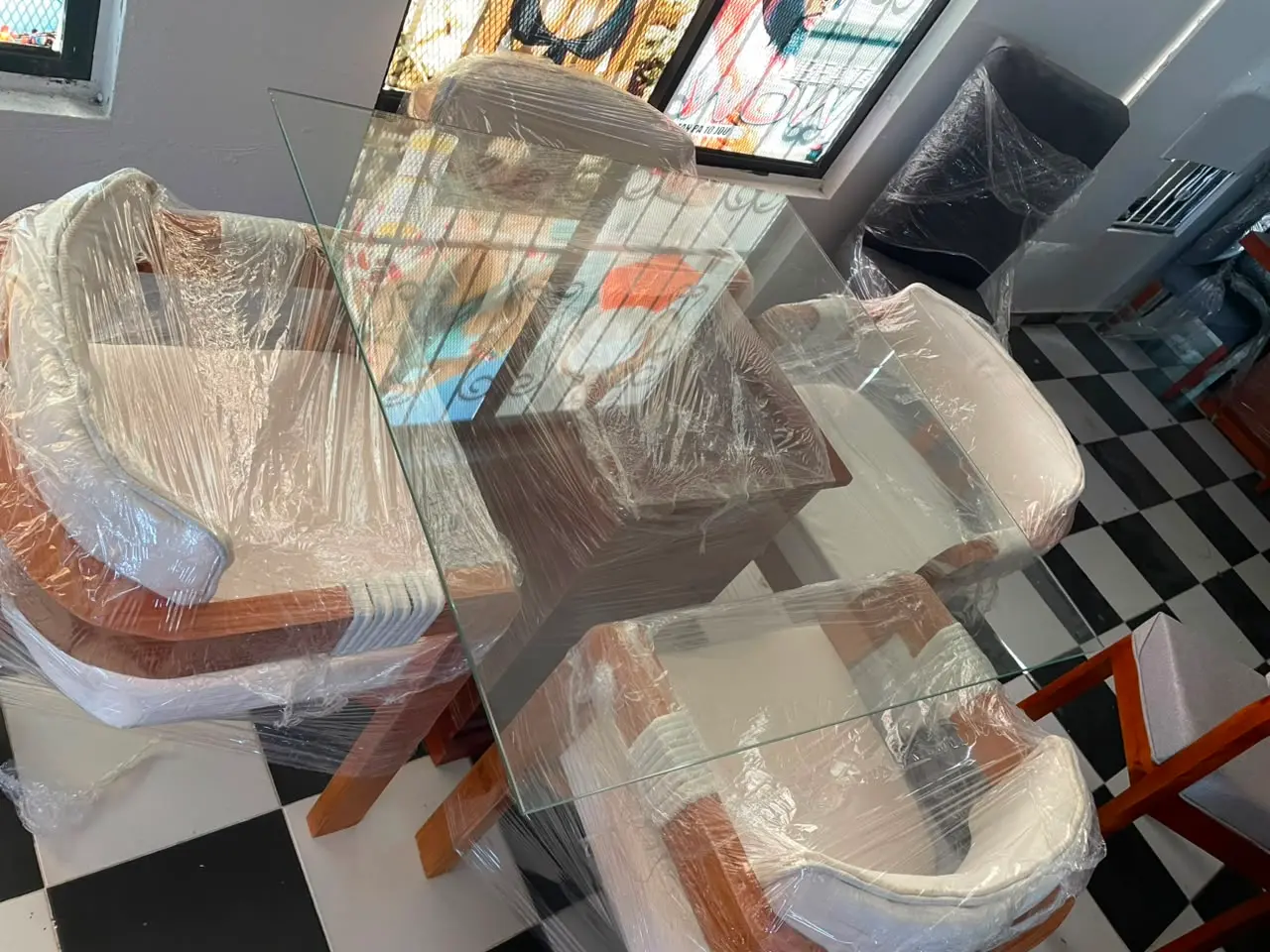 Juego de Comedor Moderno de 4 Sillas con Tope de Cristal