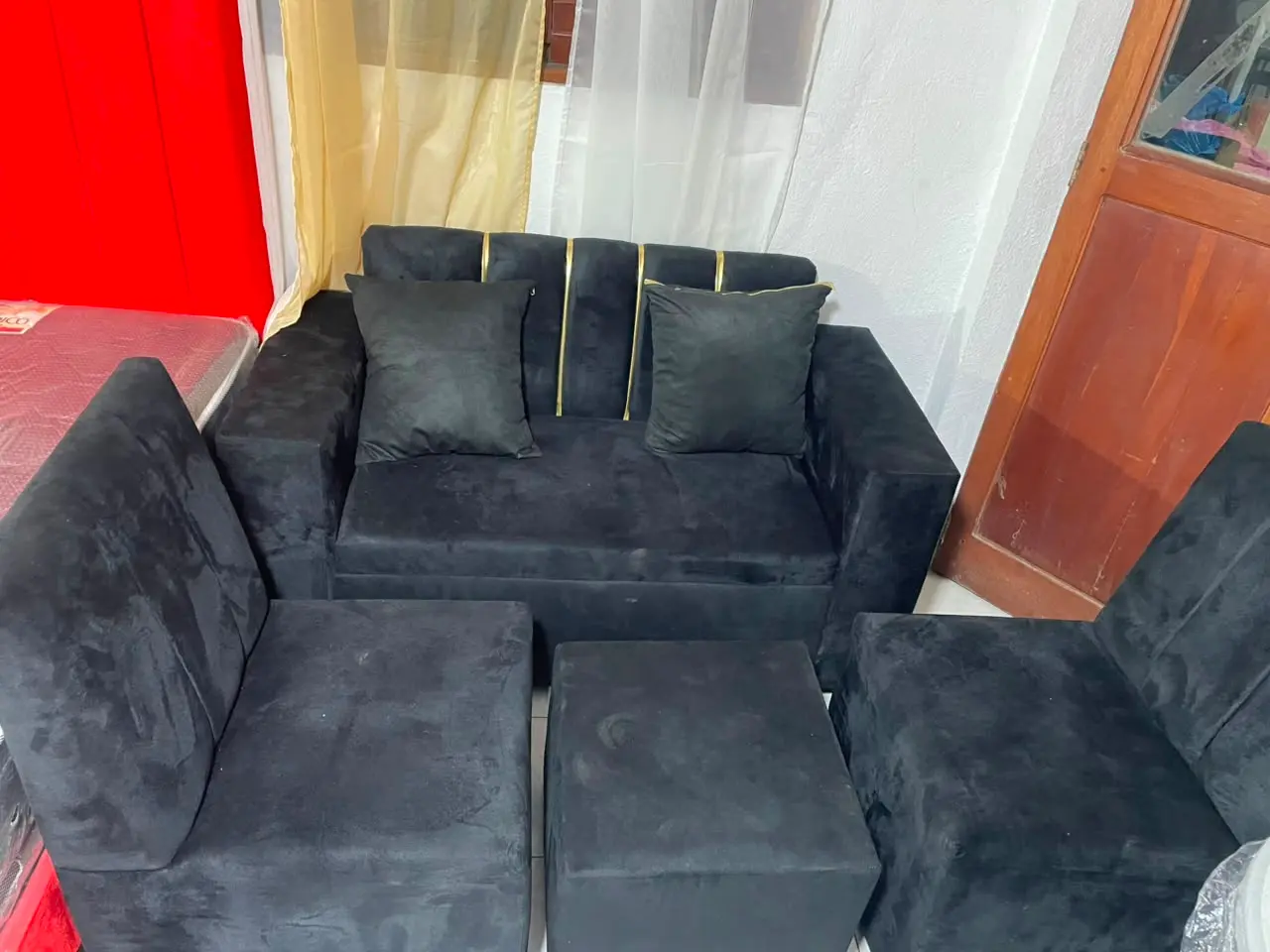 Juego de Sala en Terciopelo Negro y Dorado (4 Piezas)