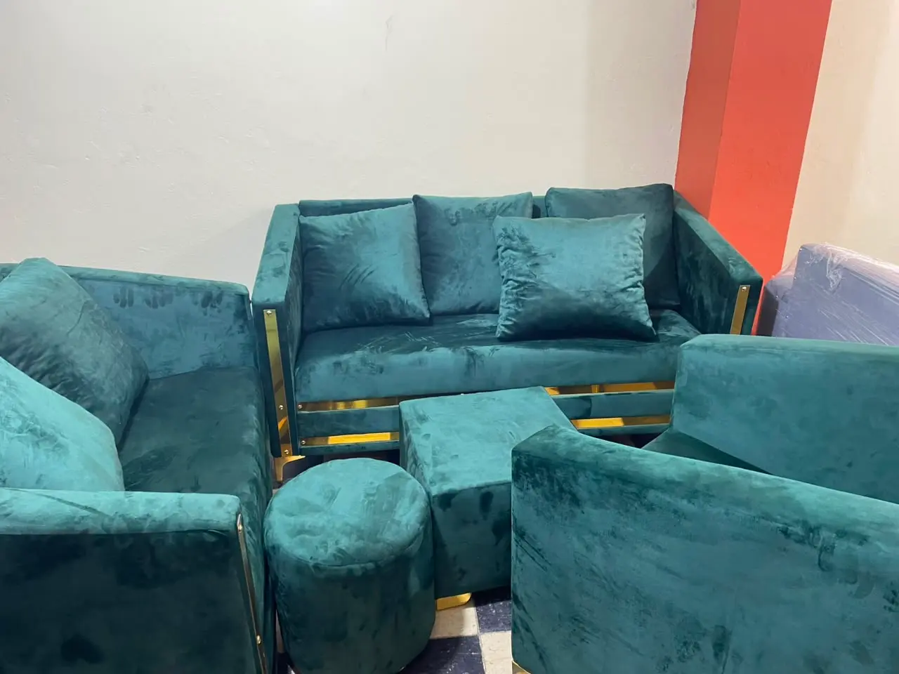 Juego de Sala Moderno Verde Esmeralda en Terciopelo con Detalles Dorados